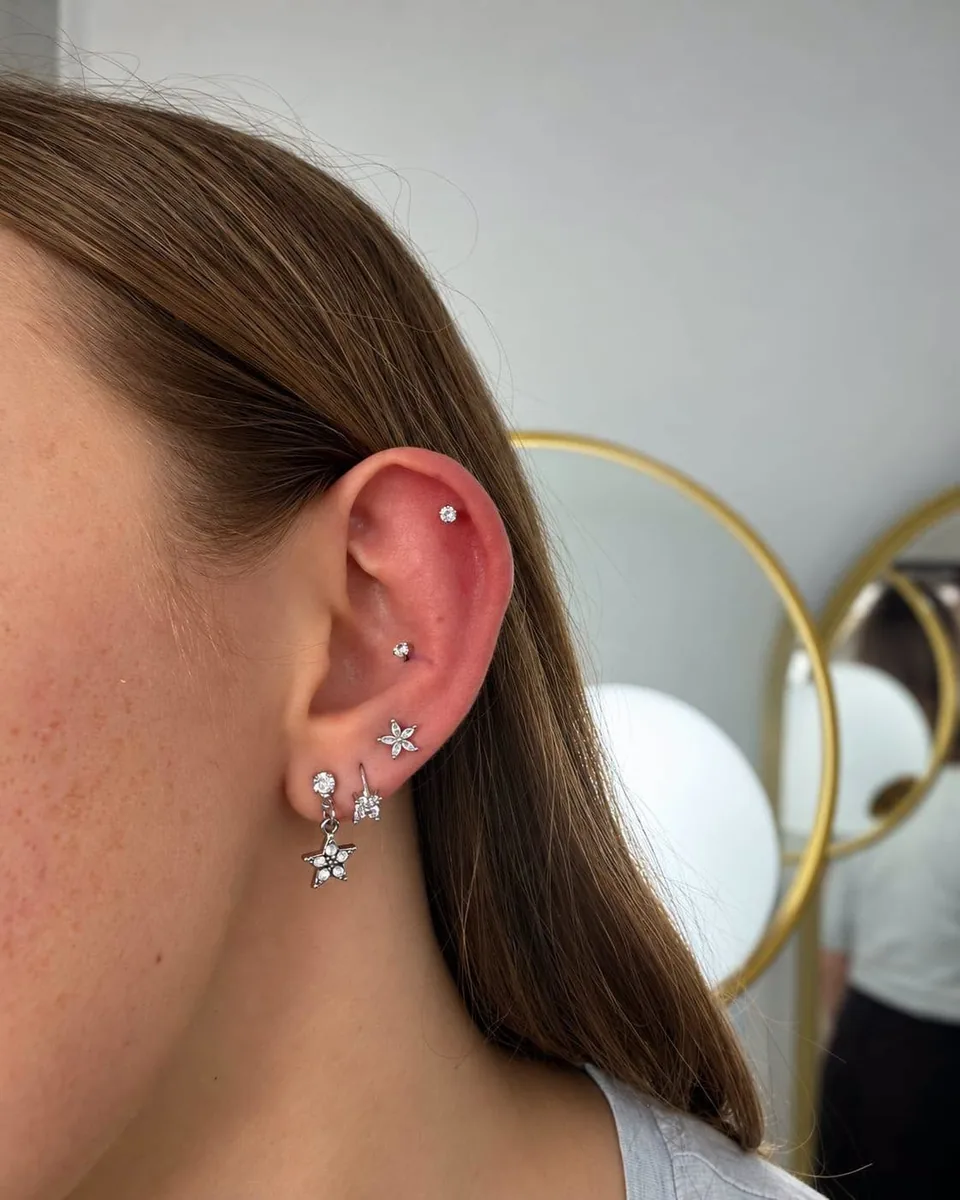Kolczyki w płatku i chrząstce ucha z drobną zawieszką w kształcie gwiazdki – piercing Martyny, SHADY TATTOO Wieluń