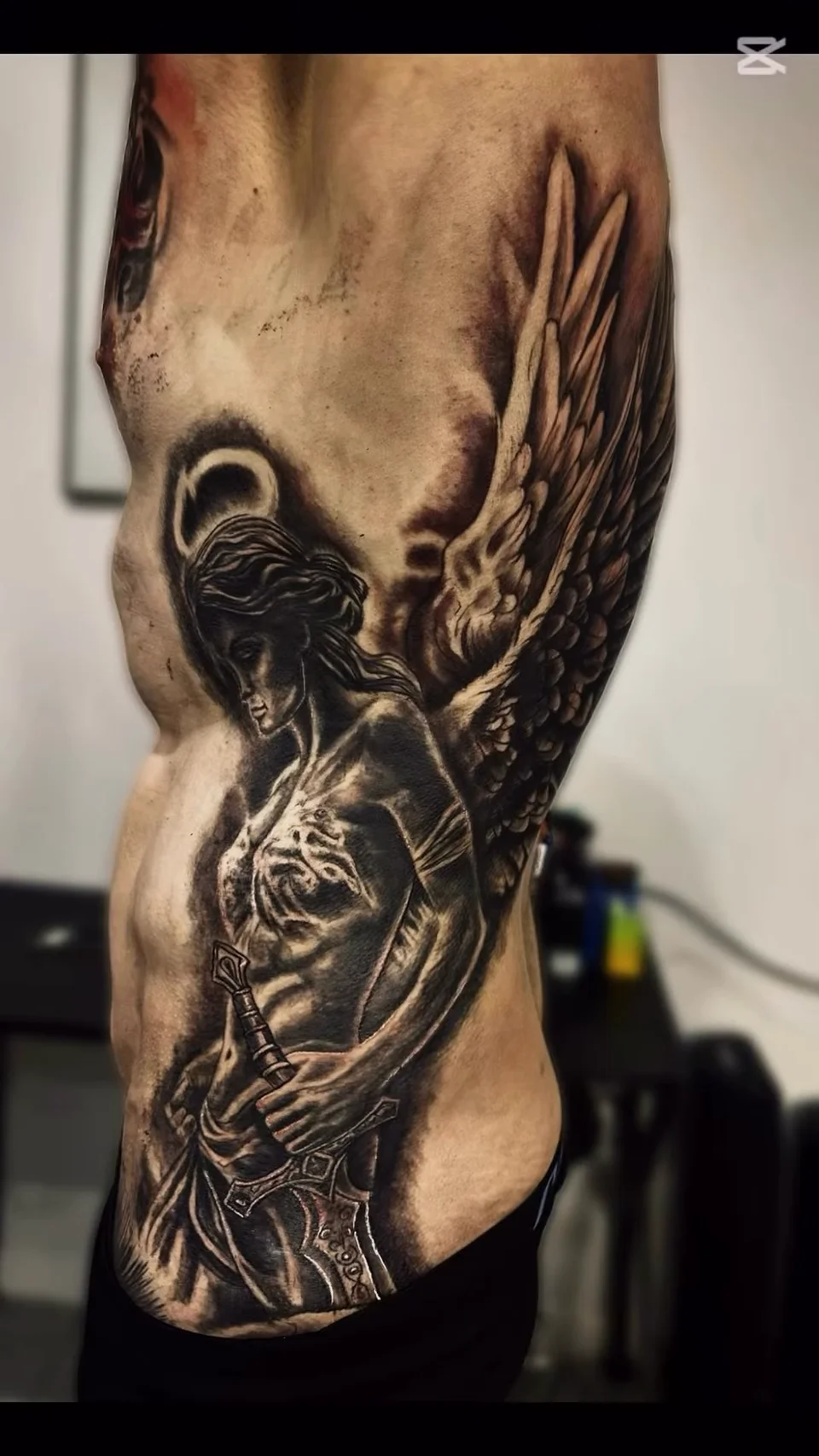 Tatuaż anioła na żebrach i boku tułowia – czarny tusz z cieniowaniem, praca studia SHADY TATTOO w Wieluniu