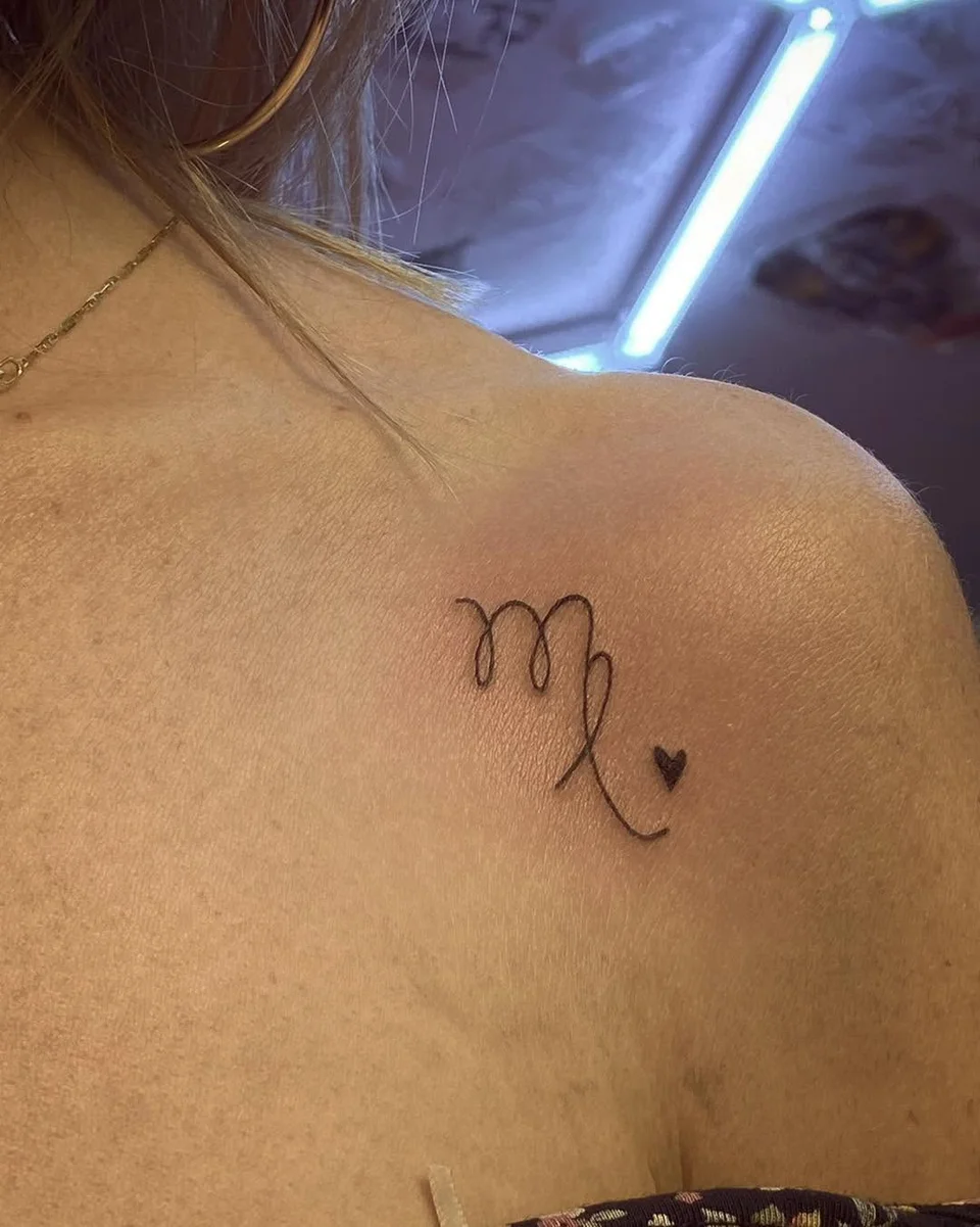Minimalistyczny tatuaż cienką linią w górnej części pleców i łopatki – praca Zuzi, SHADY TATTOO Wieluń