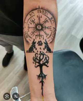 Tatuaż black and grey: vegvisir w kręgu run nad wilkami i drzewem życia na przedramieniu, SHADY TATTOO Wieluń