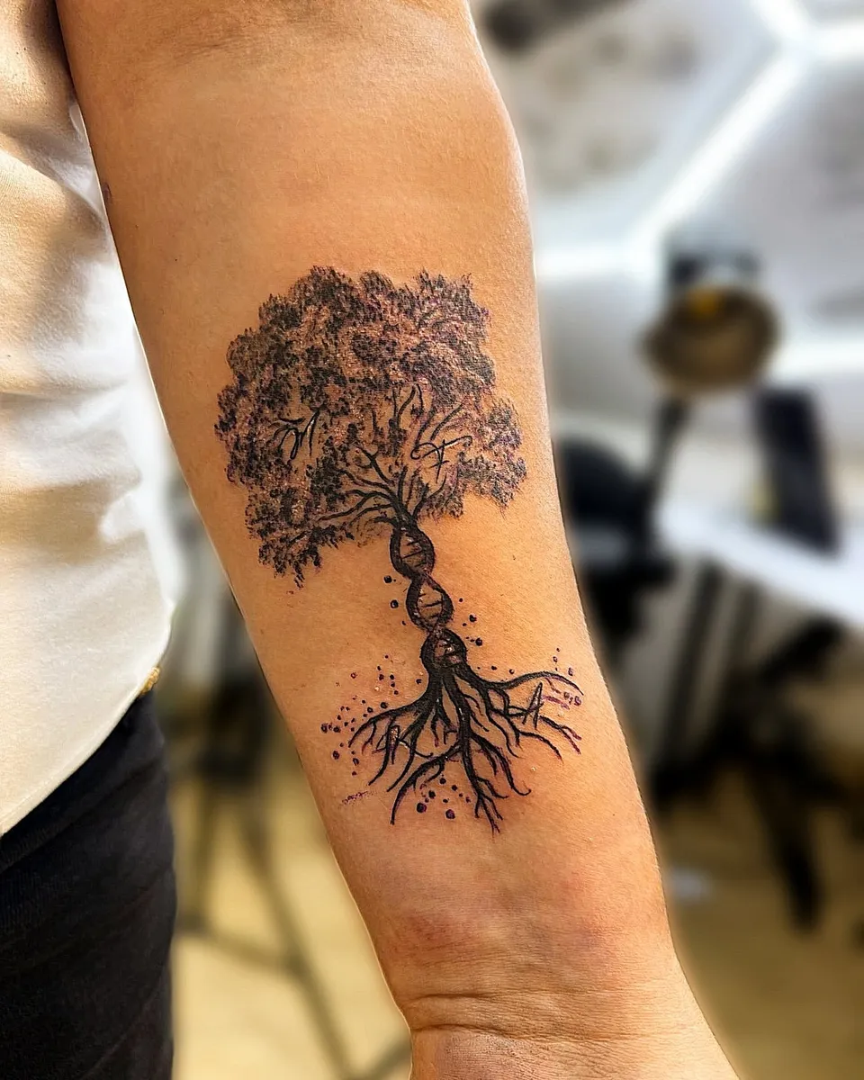 Tatuaż drzewa życia z korzeniami na przedramieniu w stylistyce black & grey – symboliczny motyw pamięci, SHADY TATTOO Wieluń