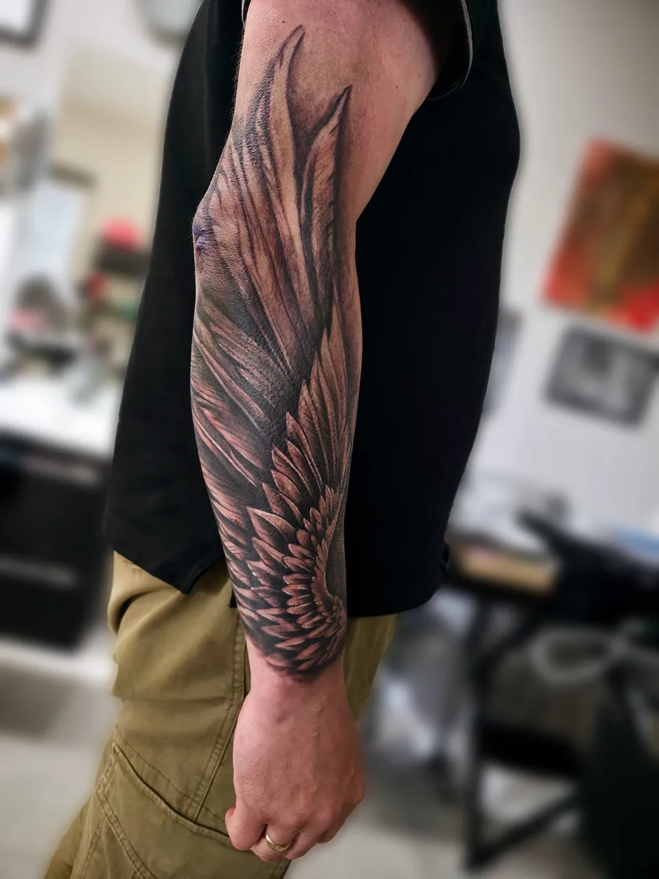 Tatuaż skrzydła w cieniowaniu black & grey na przedramieniu – symboliczny motyw w SHADY TATTOO Wieluń