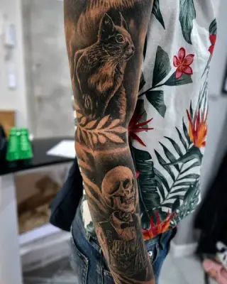 Pełny rękaw black and grey na całej ręce: realistyczne motywy figuratywne i cieniowanie od barku po nadgarstek, indywidualny projekt SHADY TATTOO Wieluń