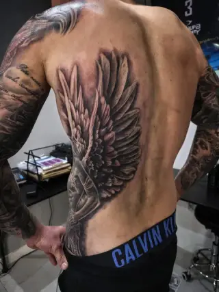 Duży tatuaż anielskich skrzydeł black and grey na plecach – SHADY TATTOO Wieluń