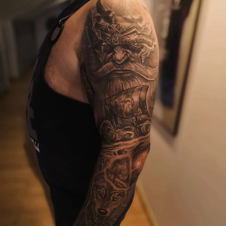 Rękaw tatuażowy black & grey na ramieniu i przedramieniu: wieloelementowa kompozycja realistyczna – SHADY TATTOO Wieluń