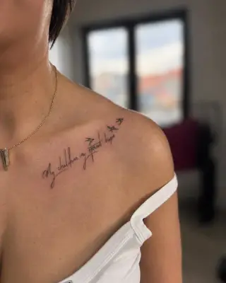 Tatuaż lettering na obojczyku: ozdobny napis odręcznym pismem, cienka czarna linia – SHADY TATTOO Wieluń