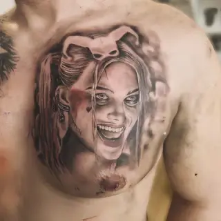 Realistyczny portret Harley Quinn w black and grey na klatce piersiowej – SHADY TATTOO Wieluń