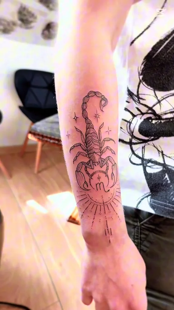 Tatuaż skorpiona z ornamentem na przedramieniu – symbolika w tatuażach.